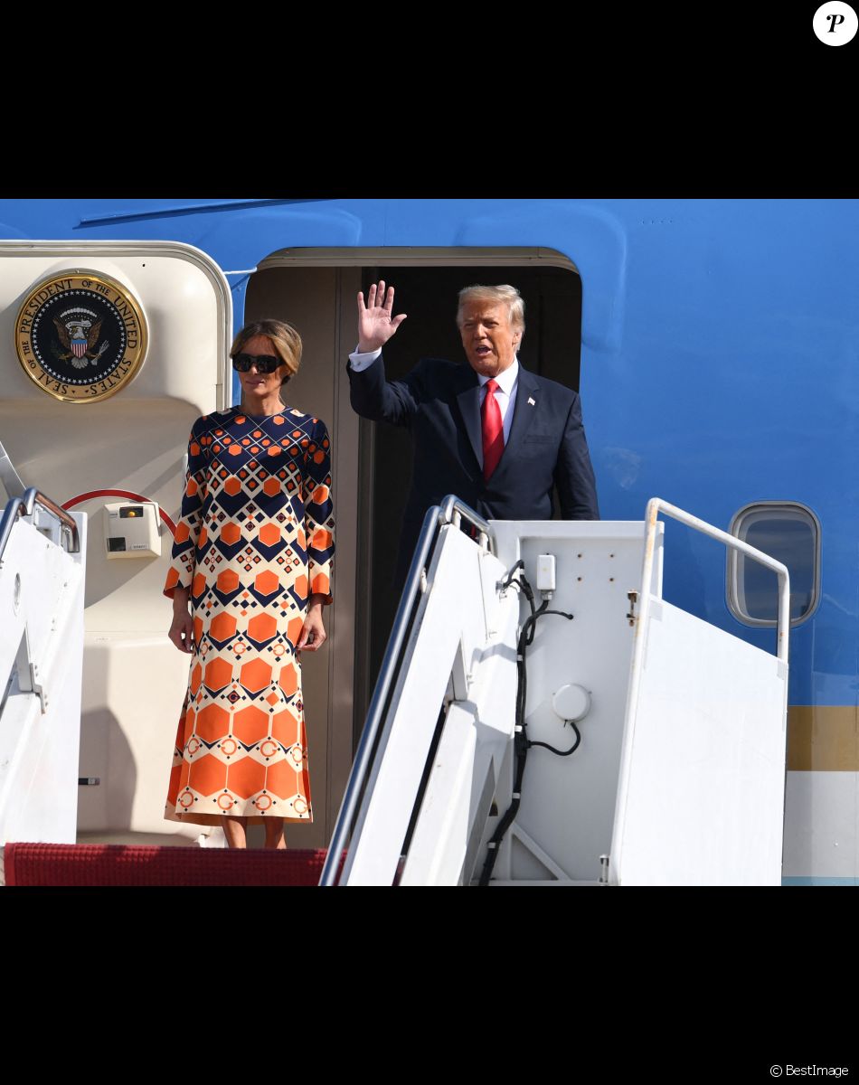Donald Trump et sa femme Melania à leur arrivée, à bord de Air Force One, à l'aéroport international de Palm Beach. Le 20 janvier 2021