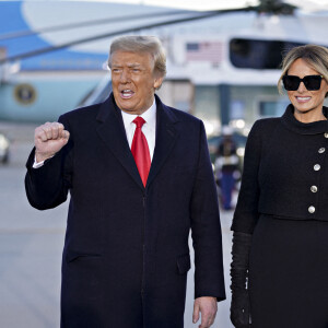 Donald Trump, accompagné de sa femme Melania, quitte la Maison Blanche à l'issue de son mandat de président des Etats-Unis à Washington, le 20 janvier 2021.
