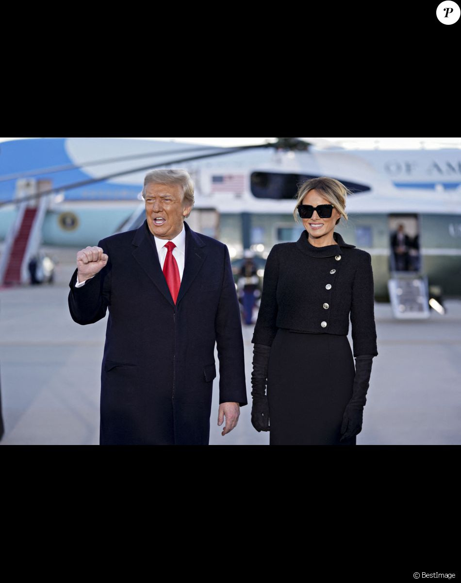 Donald Trump, accompagné de sa femme Melania, quitte la Maison Blanche à l'issue de son mandat de président des Etats-Unis à Washington, le 20 janvier 2021.