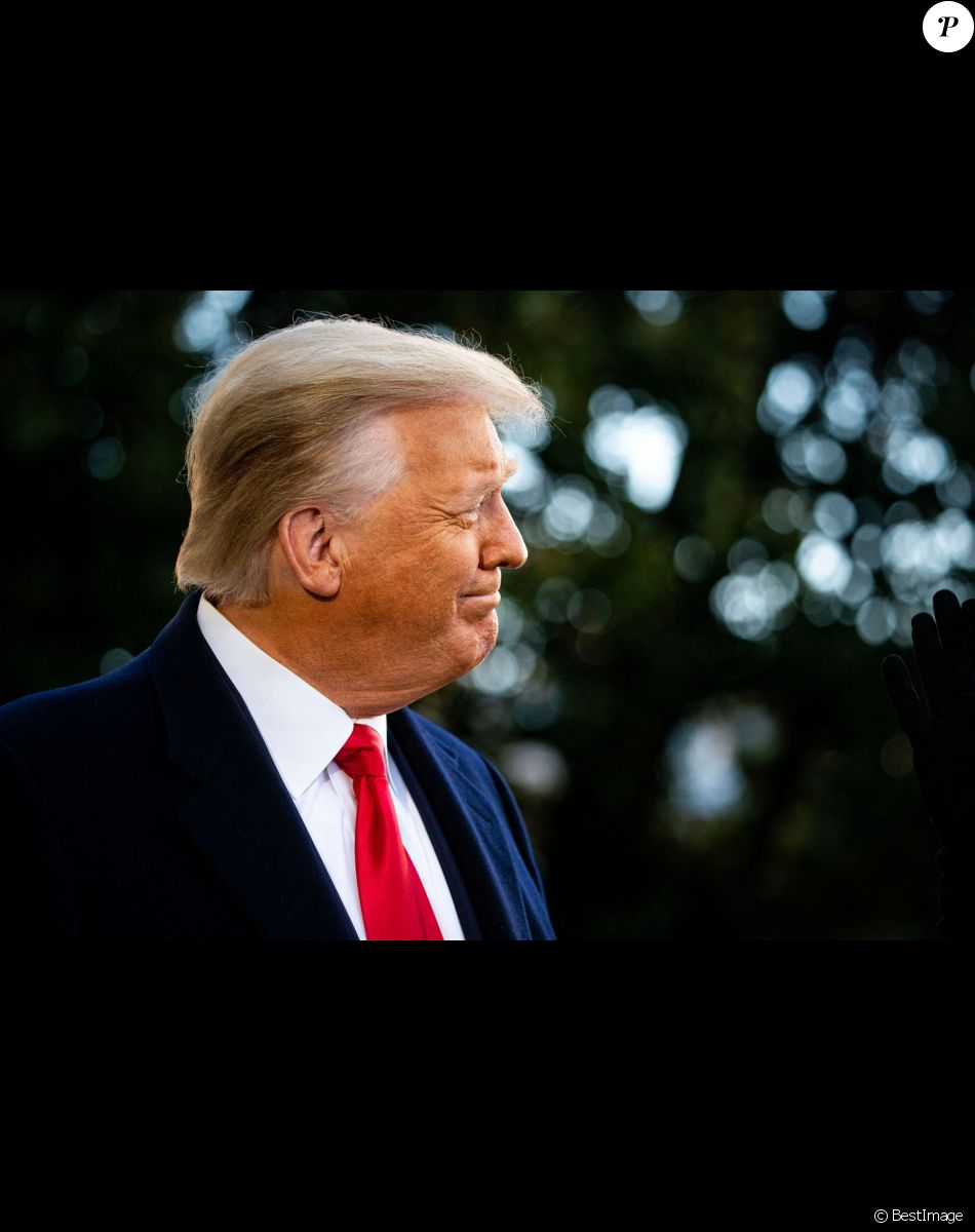 Donald Trump, accompagné de sa femme Melania, quitte la Maison Blanche à l'issue de son mandat de président des Etats-Unis à Washington, le 20 janvier 2021.