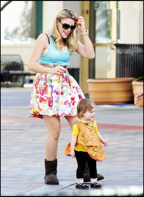Busy Phillips sur le tournage de Cougar Town avec sa fille Birdie Leigh (Californie, 11 janvier 2010)