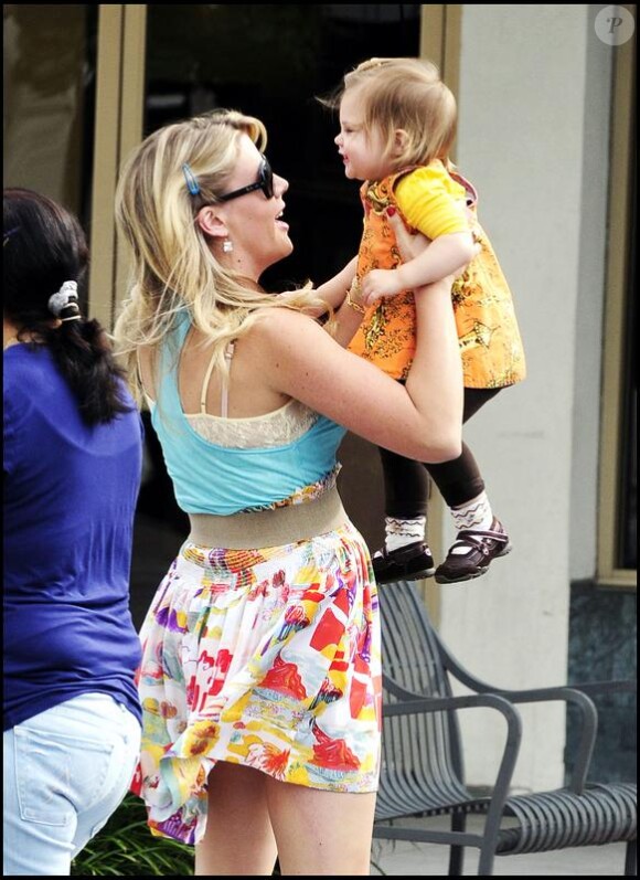 Busy Phillips sur le tournage de Cougar Town avec sa fille Birdie Leigh (Californie, 11 janvier 2010)