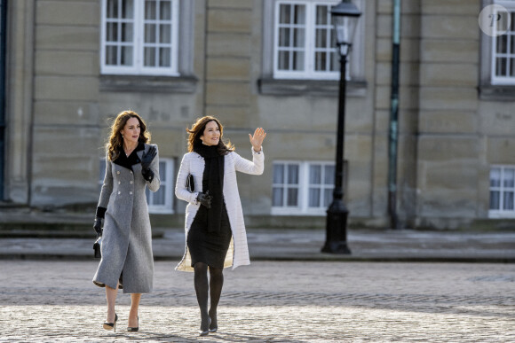 Catherine (Kate) Middleton, duchesse de Cambridge, est accueillie par la reine Margrethe II et la princesse héritière Mary de Danemark lors d'une audience au palais Christian IX, à Copenhague, au Danemark, le 23 février 2022.