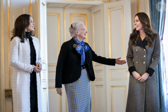 Catherine (Kate) Middleton, duchesse de Cambridge, est accueillie par la reine Margrethe II et la princesse héritière Mary de Danemark lors d'une audience au palais Christian IX, à Copenhague, au Danemark, le 23 février 2022.