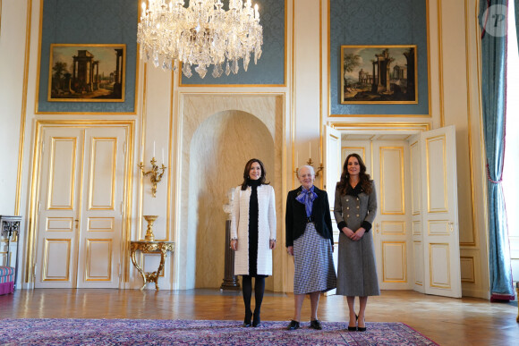 Catherine (Kate) Middleton, duchesse de Cambridge, est accueillie par la reine Margrethe II et la princesse héritière Mary de Danemark lors d'une audience au palais Christian IX, à Copenhague, au Danemark, le 23 février 2022.