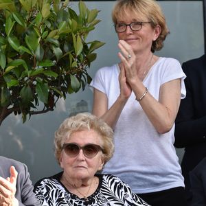 Elle a partagé la vie de l'ancien président Jacques Chirac pendant plus de soixante ans.

Inauguration de la rue Jacques et Bernadette Chirac, par la femme de l'ancien président de la République, Bernadette Chirac (en fauteuil roulant) et sa fille Claude, à Brive-la-Gaillarde. Le 8 juin 2018 
