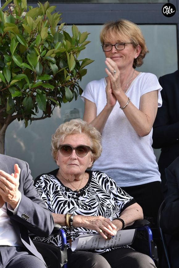 Elle a partagé la vie de l'ancien président Jacques Chirac pendant plus de soixante ans.

Inauguration de la rue Jacques et Bernadette Chirac, par la femme de l'ancien président de la République, Bernadette Chirac (en fauteuil roulant) et sa fille Claude, à Brive-la-Gaillarde. Le 8 juin 2018 