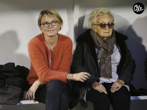 Issue d'une famille traditionnelle, elle tenait absolument à vouvoyer son mari par respect.

Claude Chirac et sa mère Bernadette Chirac - Le Variétés Club de France dispute un match caritatif présidé par Madame B. Chirac au profit de "+ de Vie", en faveur des personnes âgées accueillies dans les services de gériatrie et d'URMA, service pédiatrie du CHU de Montpellier, parrainé par L. Blanc au stade Léo Lagrange de Poissy, France, le 11 Octobre 2017. © Marc Ausset-Lacroix/Bestimage 