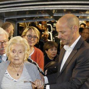 Bernadette Chirac, sa fille Claude Chirac et Jacques Vendroux - Le Variétés Club de France dispute un match caritatif présidé par Madame B. Chirac au profit de "+ de Vie", en faveur des personnes âgées accueillies dans les services de gériatrie et d'URMA, service pédiatrie du CHU de Montpellier, parrainé par L. Blanc au stade Léo Lagrange de Poissy, France, le 11 Octobre 2017. © Marc Ausset-Lacroix/Bestimage 