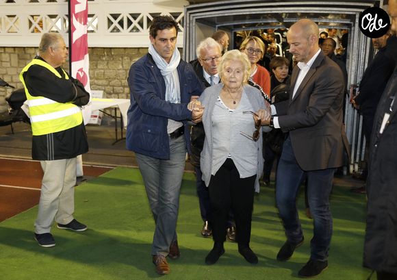 Bernadette Chirac, sa fille Claude Chirac et Jacques Vendroux - Le Variétés Club de France dispute un match caritatif présidé par Madame B. Chirac au profit de "+ de Vie", en faveur des personnes âgées accueillies dans les services de gériatrie et d'URMA, service pédiatrie du CHU de Montpellier, parrainé par L. Blanc au stade Léo Lagrange de Poissy, France, le 11 Octobre 2017. © Marc Ausset-Lacroix/Bestimage 