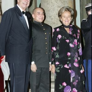 Dans l'intimité, Jacques Chirac adorait la tutoyer dans le seul but de l'agacer.

Jacques et Bernadette Chirac avec le roi du Cambodge, à l'Elysée