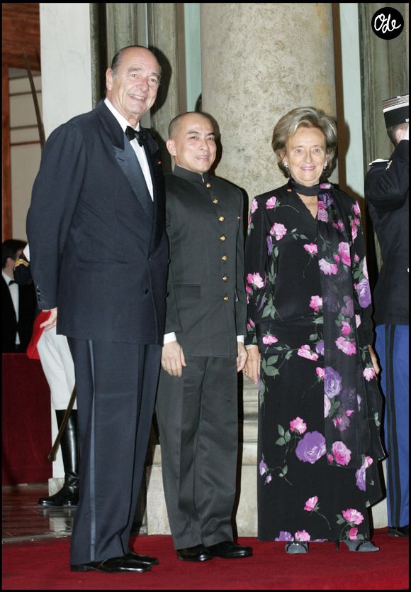 Dans l'intimité, Jacques Chirac adorait la tutoyer dans le seul but de l'agacer.

Jacques et Bernadette Chirac avec le roi du Cambodge, à l'Elysée