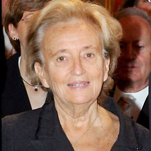 Leur couple a traversé de nombreuses épreuves, entre drames familiaux et rumeurs d'infidélités.

Jacques et Bernadette Chirac posent à l'Elysée