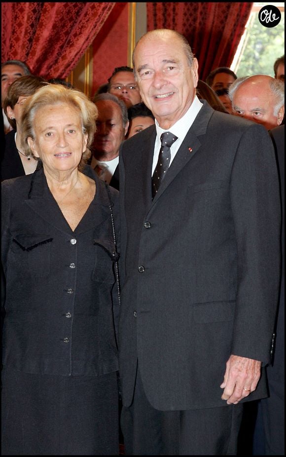 Leur couple a traversé de nombreuses épreuves, entre drames familiaux et rumeurs d'infidélités.

Jacques et Bernadette Chirac posent à l'Elysée