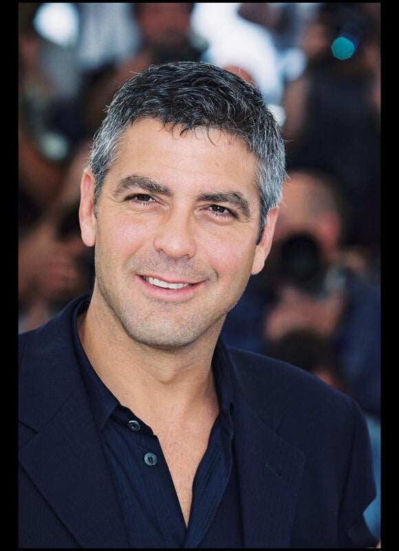 George Clooney jouant les beaux-gosses lors du Festival de Cannes 2000