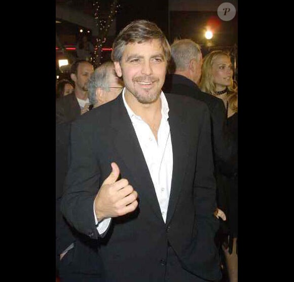 L'acteur américain George Clooney à l'occasion de la première du film Ocean's Eleven à Los Angeles, le 6 décembre 2001