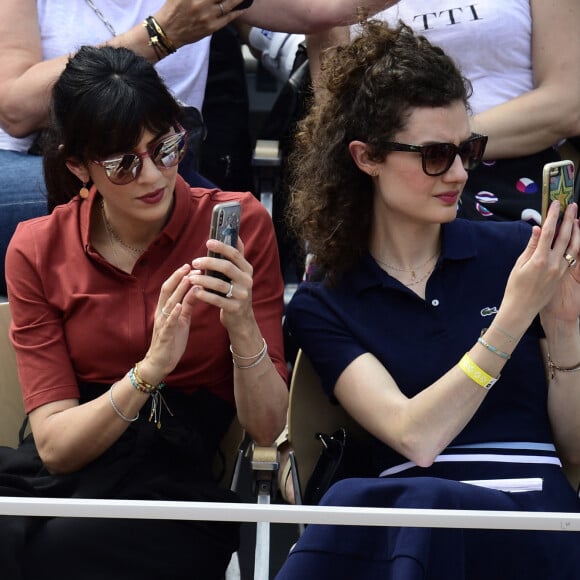 Nolwenn Leroy et sa soeur Kay Leroy Le Magueresse dans les tribunes lors des internationaux de tennis de Roland Garros à Paris, France, le 4 juin 2019. © Jean-Baptiste Autissier/Panoramic/Bestimage 