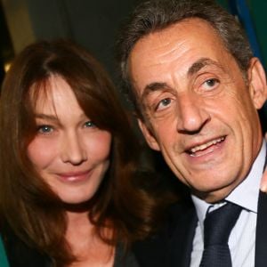 Carla Bruni-Sarkozy et son mari Nicolas Sarkozy - Carla Bruni-Sarkozy assiste au meeting de son mari Nicolas Sarkozy à Saint-Maur-des-Fossés
