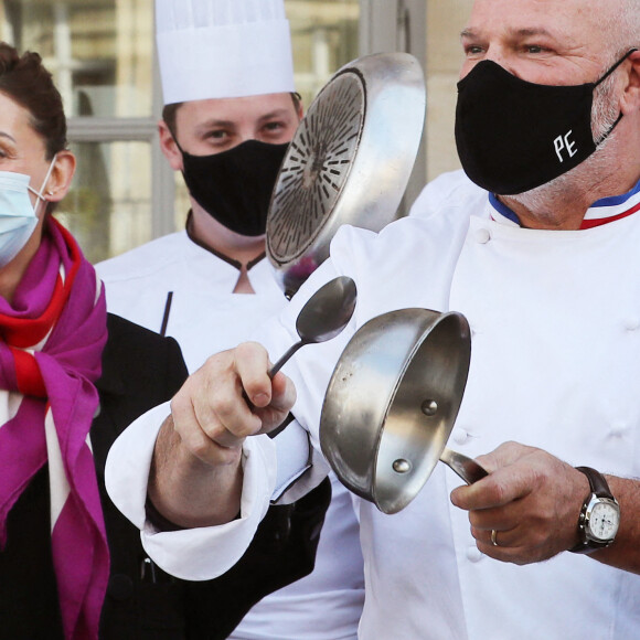 Dominique Etchebest se joint à son mari Philippe Etchebest pour manifester contre les mesures de restrictions liées au coronavirus (COVID-19) devant leur restaurant à Bordeaux les 2 et 9 octobre 2020.