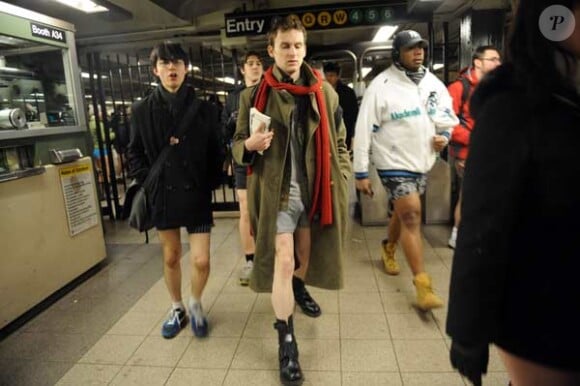Ces gens prennent le métro sans pantalon