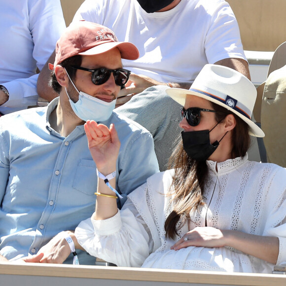 Vianney et sa compagne Catherine Robert (enceinte) dans les tribunes lors de la finale des internationaux de France Roland Garros à Paris le 13 juin 2021. © Dominique Jacovides / Bestimage 