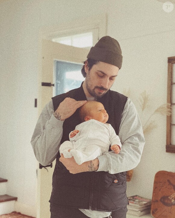 Coeur de Pirate a partagé cette photo de son compagnon tenant son bébé dans les bras, sur Instagram. Février 2022.