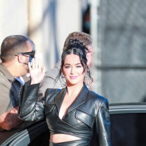 Katy Perry se rend sur le plateau de l'émission "Jimmy Kimmel Live!" à Hollywood, le 24 février 2022.