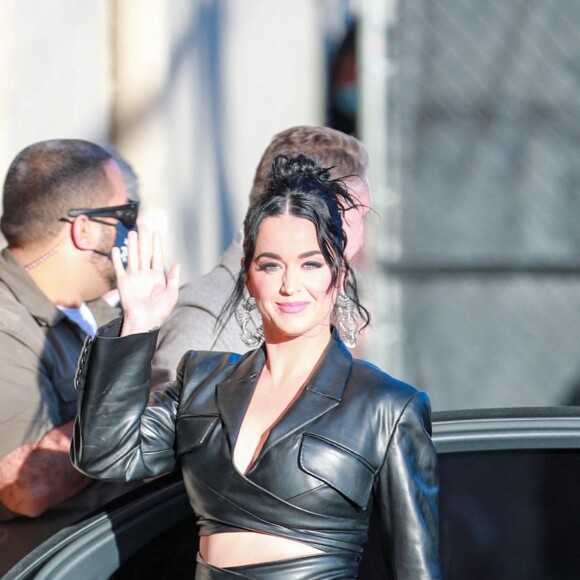 Katy Perry se rend sur le plateau de l'émission "Jimmy Kimmel Live!" à Hollywood, le 24 février 2022.