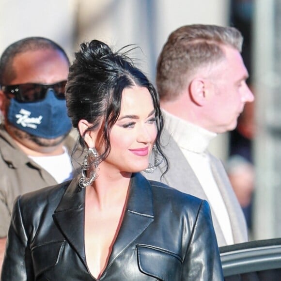 Katy Perry se rend sur le plateau de l'émission "Jimmy Kimmel Live!" à Hollywood, le 24 février 2022.