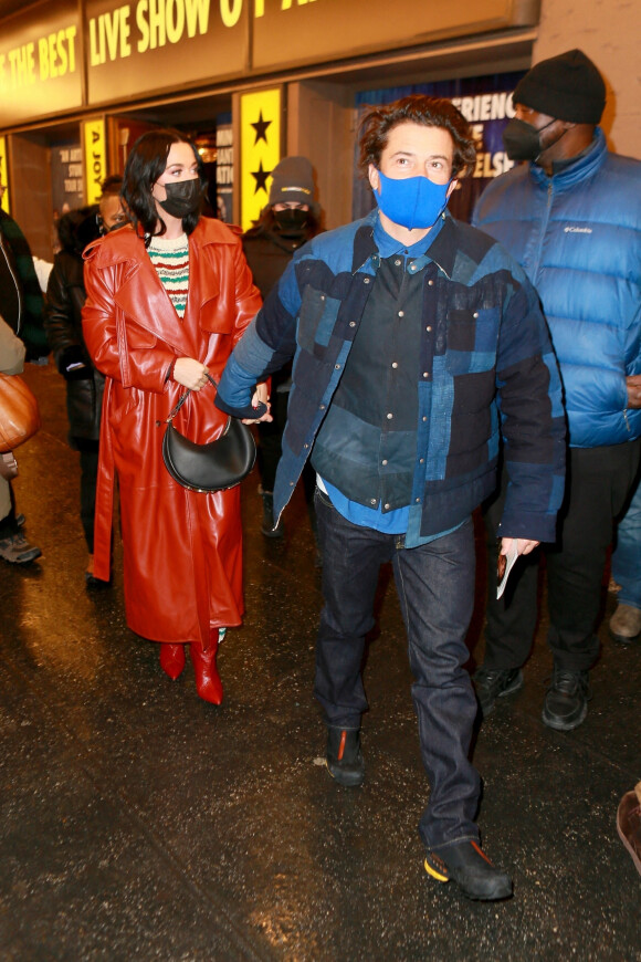 Katy Perry et son fiancé Orlando Bloom à la sortie du St. James Theatre où ils ont été voir "David Byrne's American Utopia" à New York, le 30 janvier 2022.