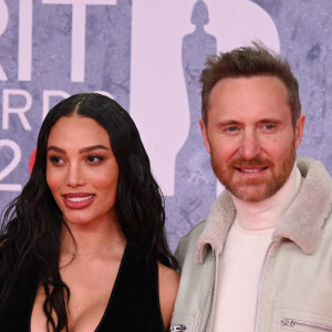 David Guetta et sa compagne Jessica Ledon au photocall de la soirée des BRIT Awards 2022 à l'O2, Peninsula Square de Londres, Royaume Uni, le 8 février 2022. 