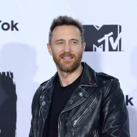 David Guetta : Loin de son ex et de leurs enfants, le DJ sort les muscles