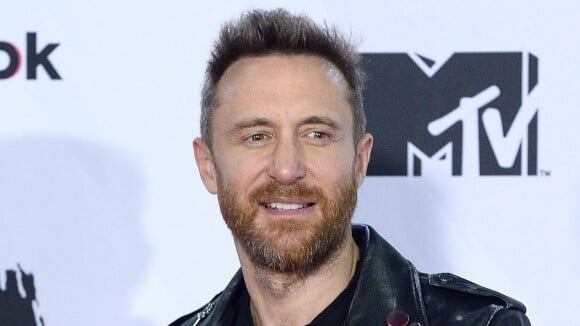 David Guetta : Loin de son ex et de leurs enfants, le DJ sort les muscles