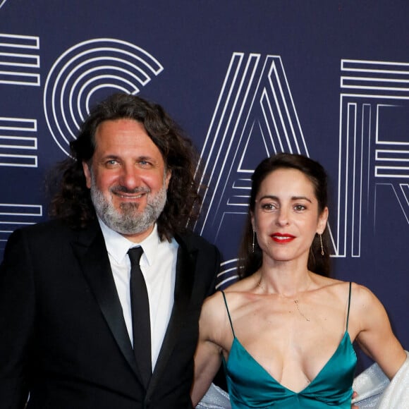 Audrey Dana (robe Olistic The Label, bijoux Courbet) et son mari Olivier Delbosc - Photocall de la 47ème édition de la cérémonie des César à l'Olympia à Paris, le 25 février 2022. © Borde-Jacovides/Bestimage 