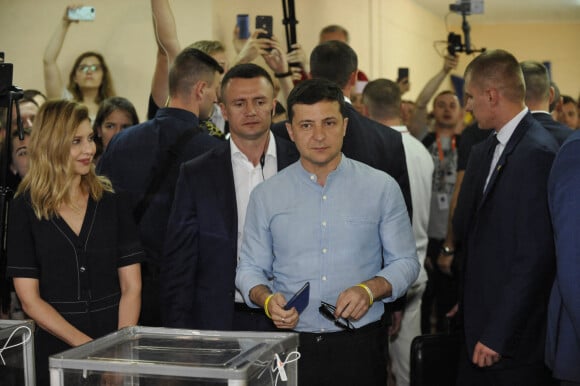 Volodymyr Zelensky et son épouse Olena lors des élections parlementaires en Ukraine en juillet 2019