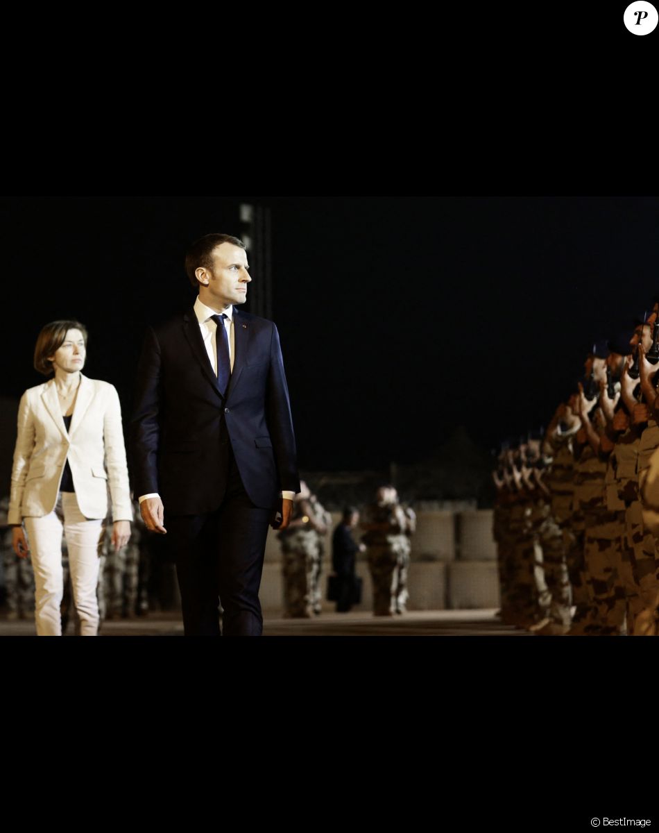 Emmanuel Macron, président de la République Française, accompagné par Florence Parly, ministre des Armées, rend visite aux soldats français de l'opération Barkhane sur la base militaire de Niamey. Le chef de l'Etat va fêter Noël avec quelques jours d'avance. Un grand dîner avec les soldats est organisé par Guillaume Gomez, chef des cuisines de l'Elysée, qui a fait le déplacement pour préparer le menu. Niamey, le 22 décembre 2017. © Stéphane Lemouton