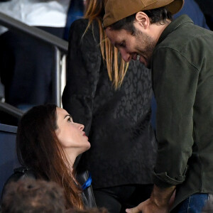 Vianney et sa compagne Catherine Robert (enceinte) en tribunes du match de football : Le PSG (Paris Saint-Germain) remporte la victoire 2-1 contre Lyon au Parc des Princes à Paris le 19 septembre 2021. Lionel Urman/Panoramic/Bestimage 