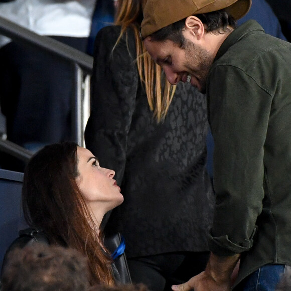 Vianney et sa compagne Catherine Robert (enceinte) en tribunes du match de football : Le PSG (Paris Saint-Germain) remporte la victoire 2-1 contre Lyon au Parc des Princes à Paris le 19 septembre 2021. Lionel Urman/Panoramic/Bestimage 