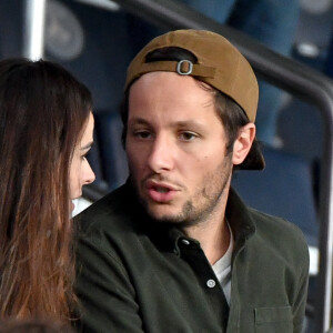 Vianney et sa compagne Catherine Robert (enceinte) en tribunes du match de football : Le PSG (Paris Saint-Germain) remporte la victoire 2-1 contre Lyon au Parc des Princes à Paris le 19 septembre 2021. Lionel Urman/Panoramic/Bestimage 