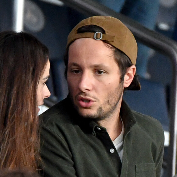 Vianney et sa compagne Catherine Robert (enceinte) en tribunes du match de football : Le PSG (Paris Saint-Germain) remporte la victoire 2-1 contre Lyon au Parc des Princes à Paris le 19 septembre 2021. Lionel Urman/Panoramic/Bestimage 