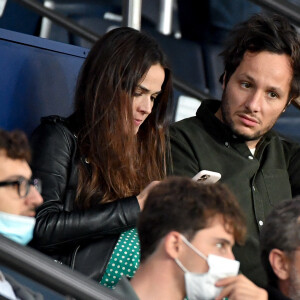 Vianney et sa compagne Catherine Robert (enceinte) en tribunes du match de football : Le PSG (Paris Saint-Germain) remporte la victoire 2-1 contre Lyon au Parc des Princes à Paris le 19 septembre 2021. Lionel Urman/Panoramic/Bestimage 