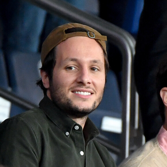 Vianney et sa compagne Catherine Robert (enceinte) en tribunes du match de football en ligue 1 Uber Eats : Le PSG (Paris Saint-Germain) remporte la victoire 2-1 contre Lyon au Parc des Princes à Paris le 19 septembre 2021. Lionel Urman/Panoramic/Bestimage 