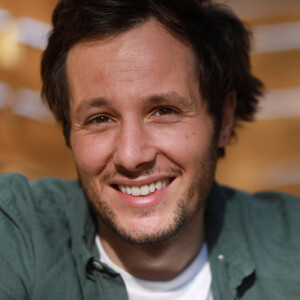 Vianney interviewé par des jeunes lecteurs de "Var Matin" avant son concert au Festival du Château à Solliès-Pont © Laurent Martinat / Nice Matin / Bestimage