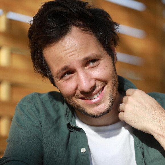Vianney interviewé par des jeunes lecteurs de "Var Matin" avant son concert au Festival du Château à Solliès-Pont, le 19 juillet 2021. © Laurent Martinat / Nice Matin / Bestimage No web,