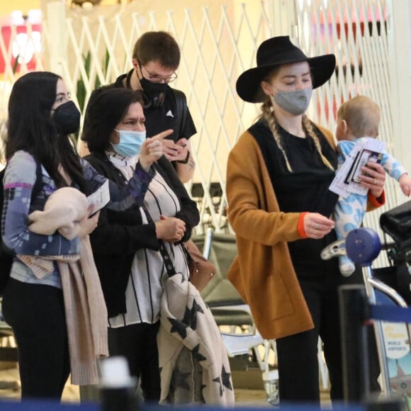 Amber Heard et sa fille Oonagh Paige Heard arrivent à l'aéroport de Los Angeles le 13 février 2022.