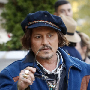 Johnny Depp reçu par le Président serbe Aleksandar Vucic à l'occasion de la première de la série animée "Puffins" produite en Serbie. Le 19 octobre 2021.