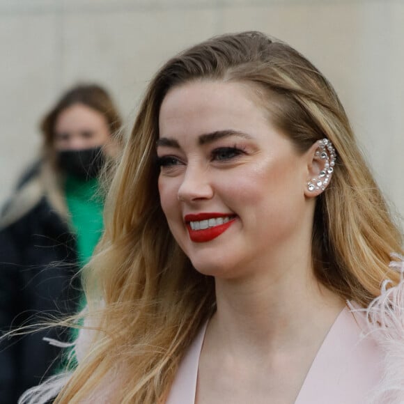 Amber Heard - Sorties du défilé l'Oréal sur le parvis des droits de l'homme à Paris le 3 octobre 2021. © Veeren Ramsamy - Christophe Clovis/Bestimage