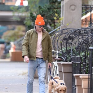 Exclusif - Paul Bettany promène son chien dans les rues de New York le 6 décembre 2021.