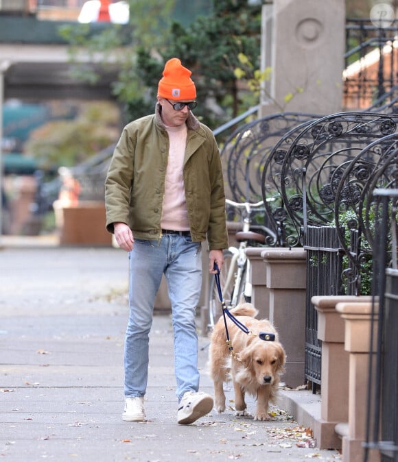 Exclusif - Paul Bettany promène son chien dans les rues de New York le 6 décembre 2021.