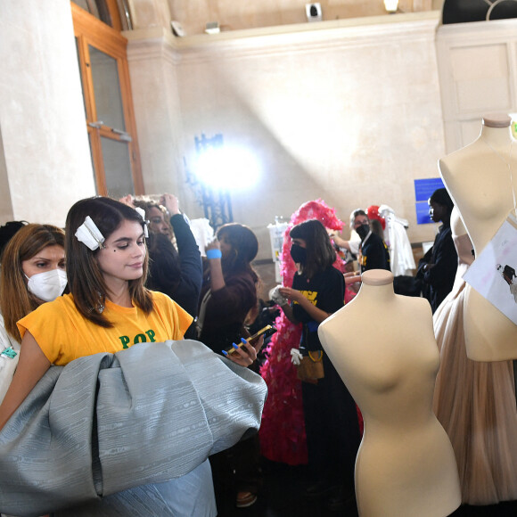 Cindy Crawford et sa fille Kaia Gerber en backstage du défilé Off-White™ automne / hiver 2022-2023 au Palais Brongniart à Paris le 28 février 2022. © Veeren / Christophe Clovis / Bestimage